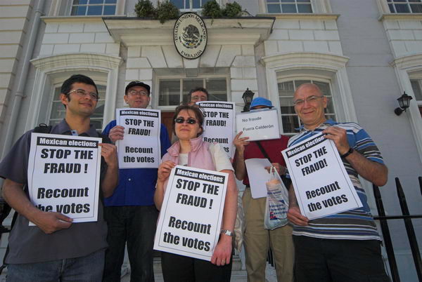 Mexican Election Fraud Picket &copy; 2006, Peter Marshall